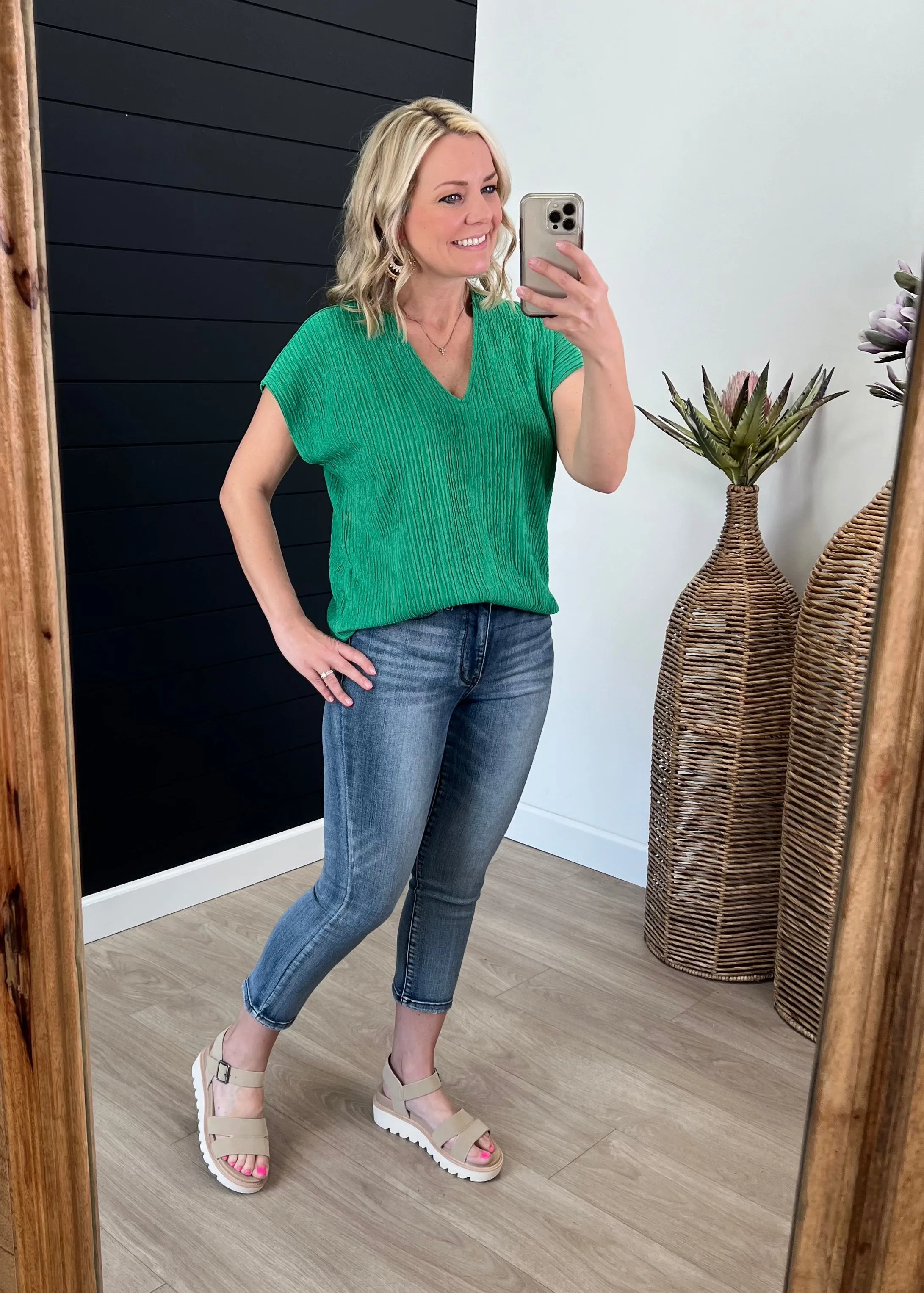 FINAL SALE - Kelly Green Textured Vneck Top