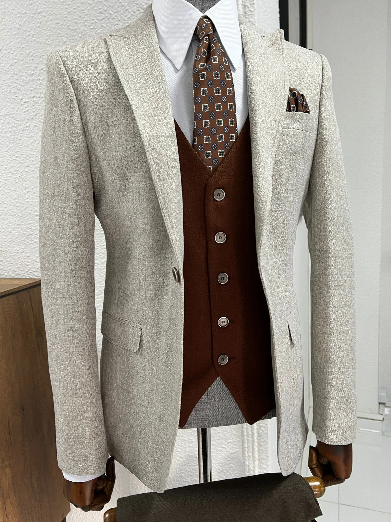 Slim-fit Pointed Collar Beige Vest Suit