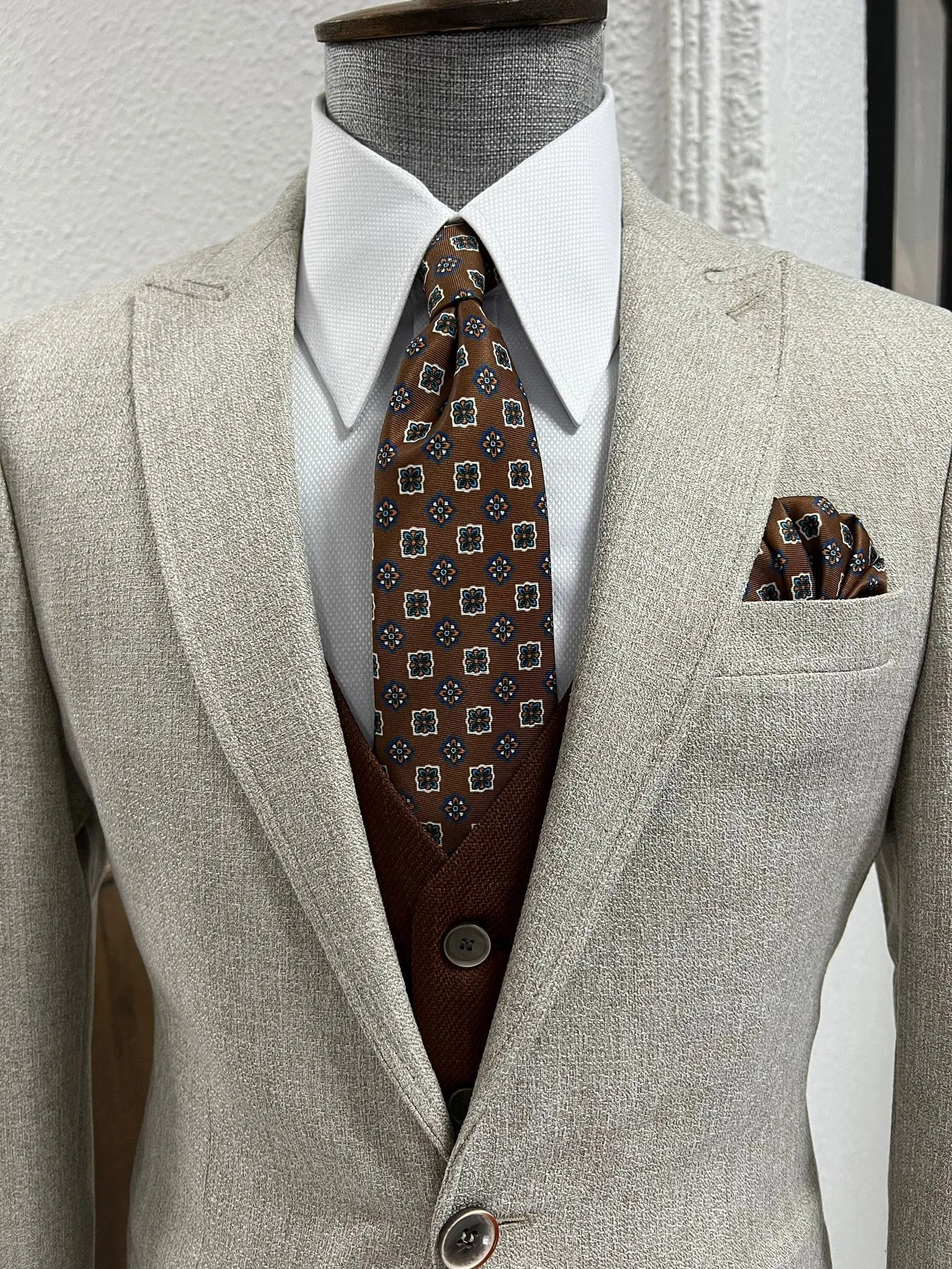 Slim-fit Pointed Collar Beige Vest Suit